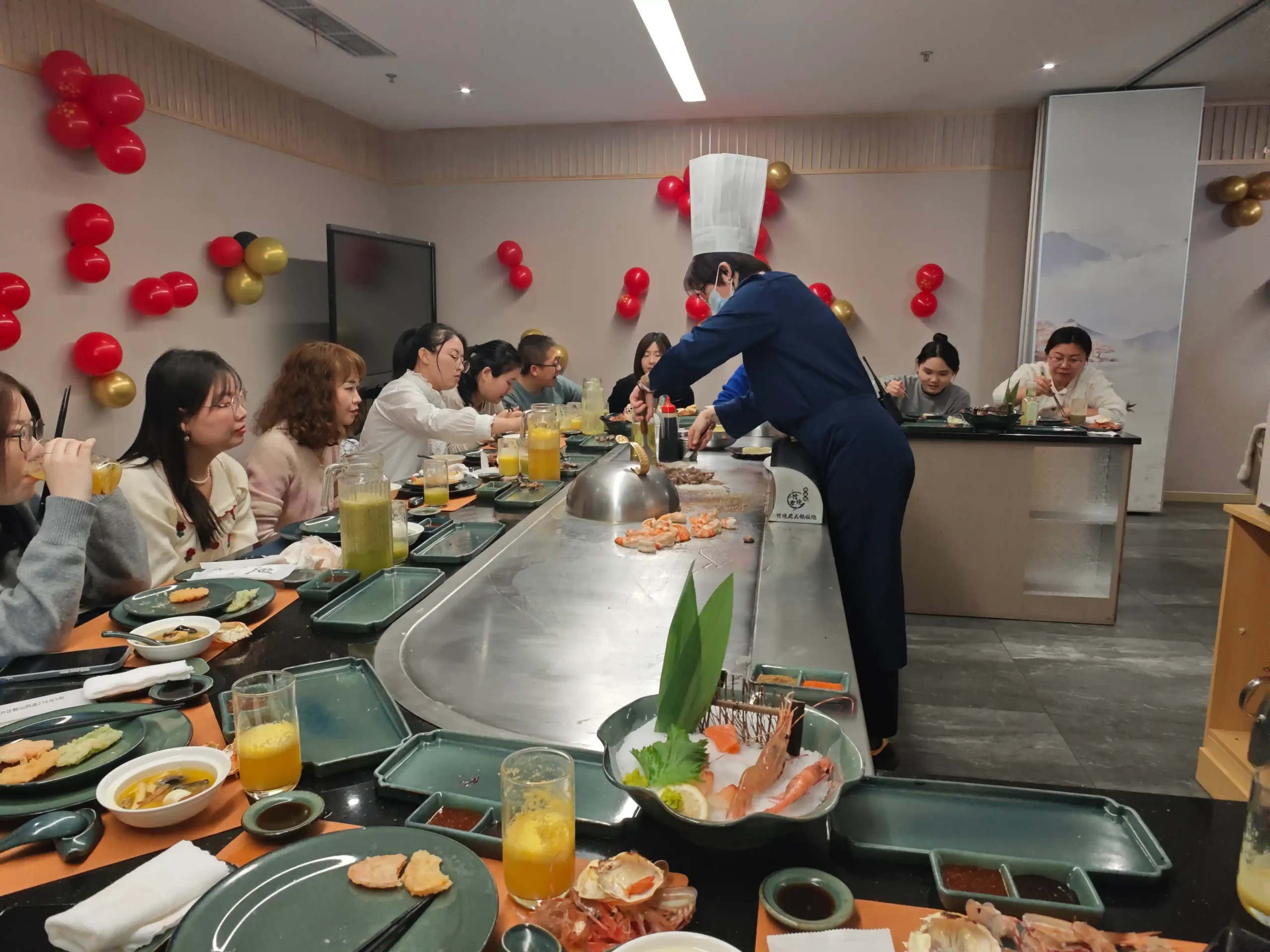 Smiles and unity at the Huilai team dinner